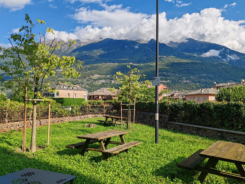 Piccolo giardino annesso alla Biblioteca Via Cortivacci 4